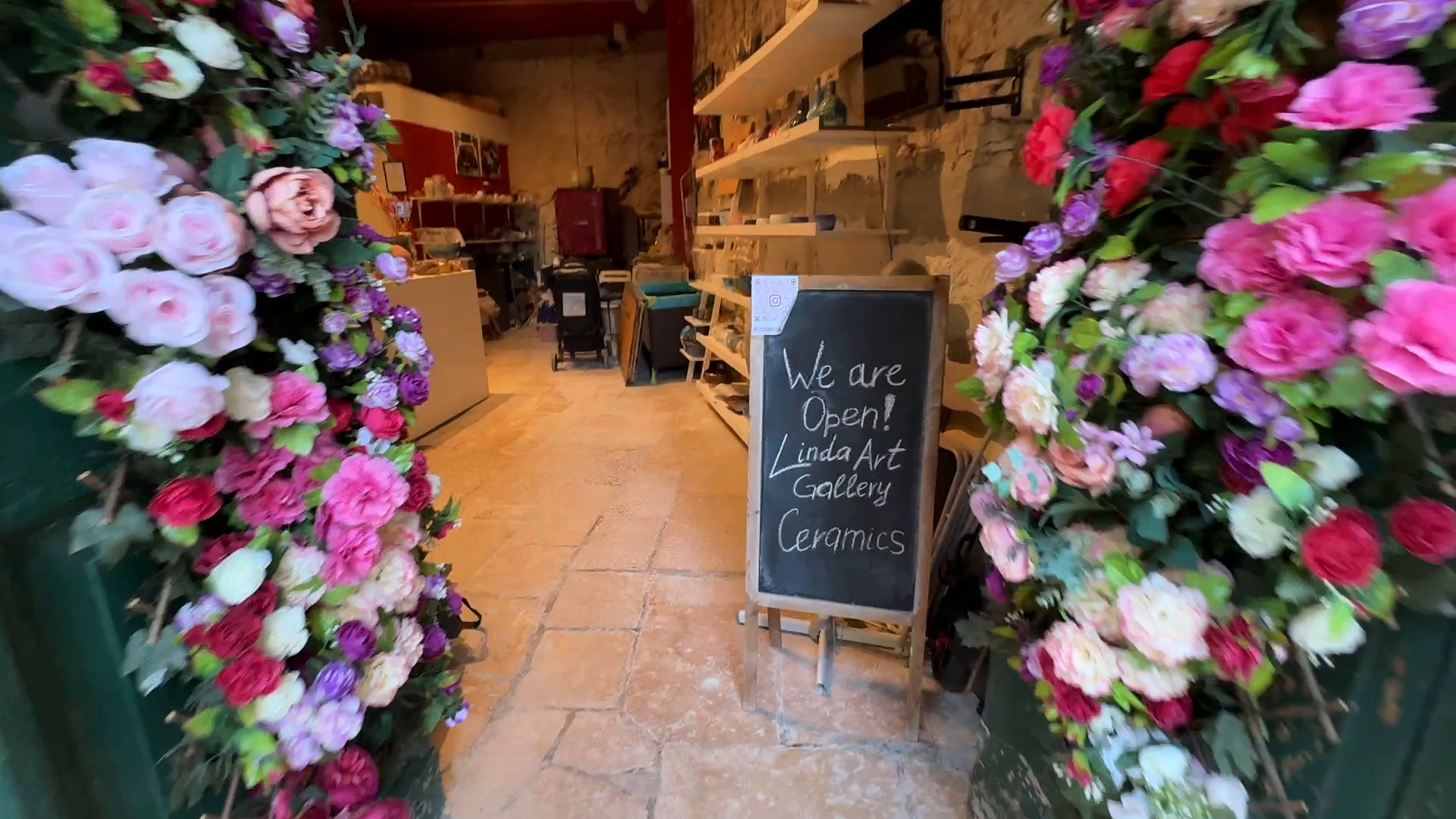 The flower-framed entrance to Linda Art Gallery at Casale 31 in Rovinj